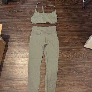 Vuori green workout set